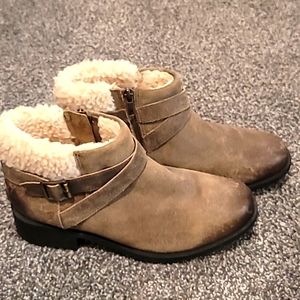 UGG BENSON DOVE LEATHER/ SHEEPWOOL CUFF LINED BOOTS, US 9.5
